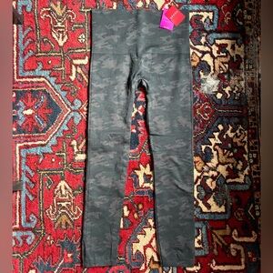 • NWT Spanx Leggings •